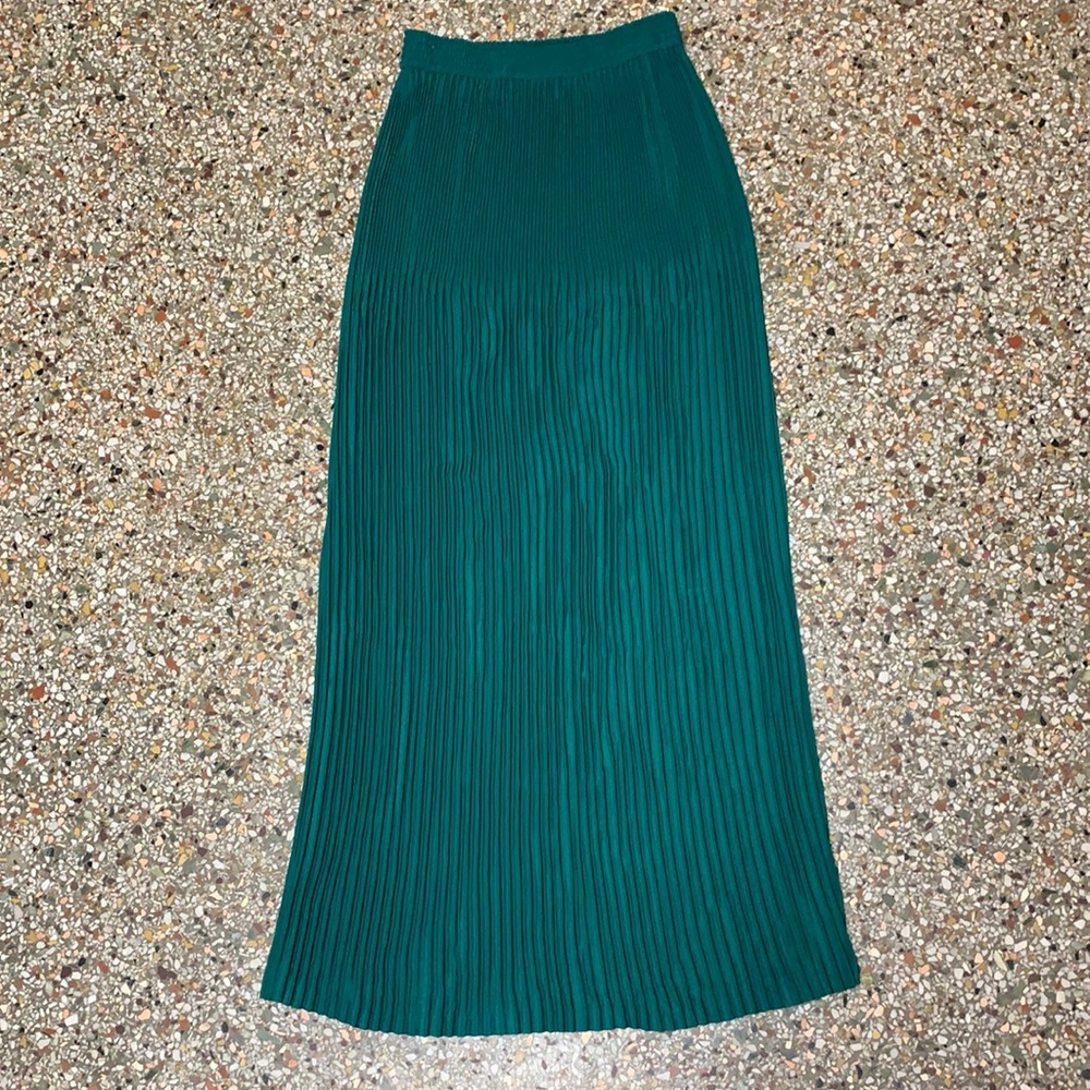 Pleated skirt emerald green small no brand